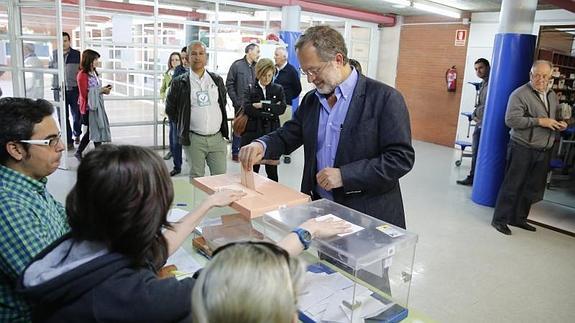 Manuel Saravia en el momento de depositar su voto. G. Villamil