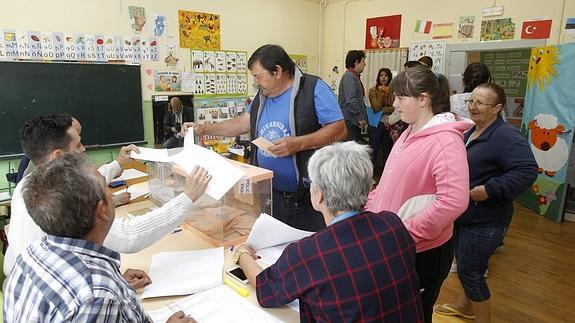 Un hombre vota en el colegio Francisco Argos de Venta de Baños.