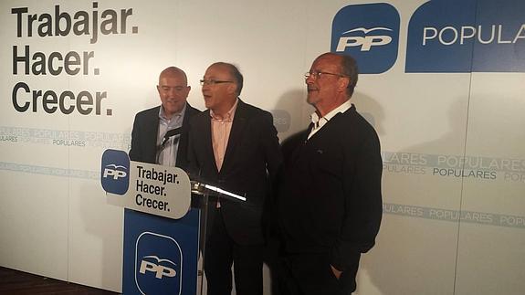 El candidato del PP a la alcaldía de Valladolid, Javier León de la Riva, Jesús Julio Carnero y Ramiro Ruiz Medrano, comparecen una vez finalizado el escrutinio.