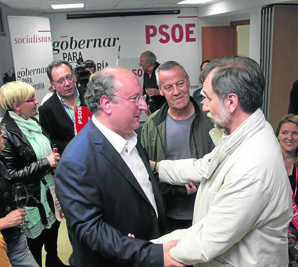 Cabero habla con un militante, ayer en la sede del PSOE ante la mirada de Joaquín Corona. 