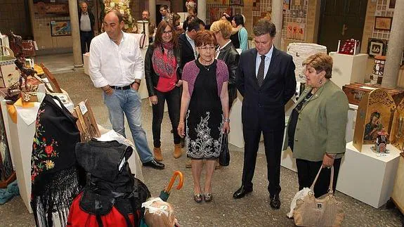 Francisco Vázquez y Miguel Ángel de Vicente recorren la exposición acompañados por las monitoras y técnicos.