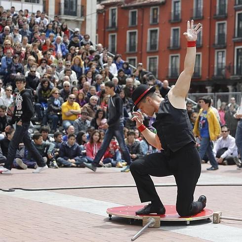 El búlgaro Yordan Pudev muestra sus habildades al público del escenario grande de la Plaza Mayo 