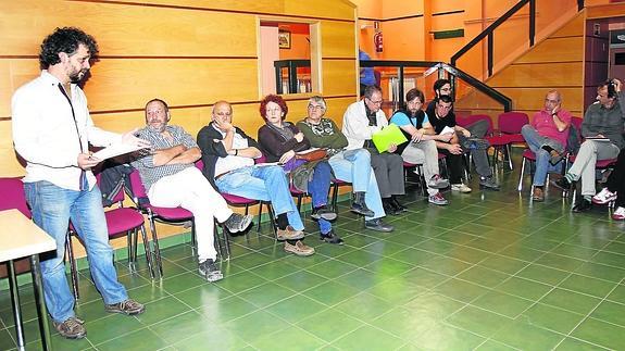 El número 5 de la lista de Ganemos, Enrique Negueruela, interviene en la asamblea celebrada el martes.