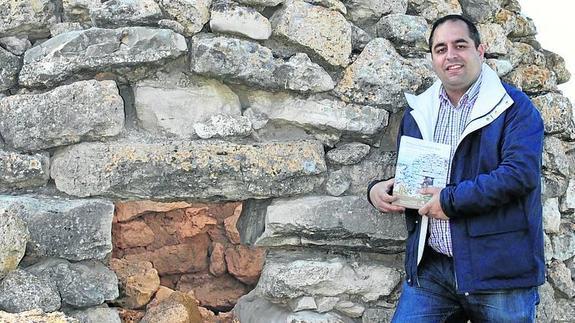 Luis Antonio Curiel, coordinador de la publicación, en la cabaña de San Gregorio.