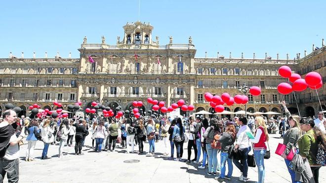 Llegada de los participantes en la marcha con globos de colores a la Plaza Mayor.