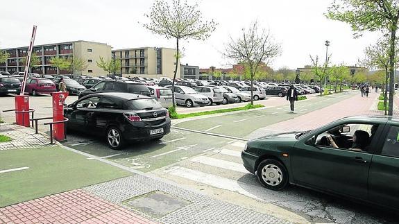Dos vehículos acceden a uno de los aparcamientos delCampus Unamuno. 