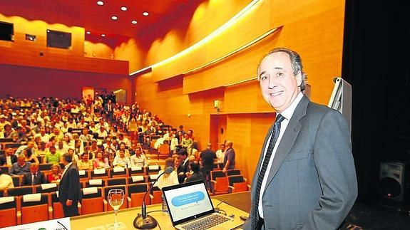 Emilio Duró, poco antes de comenzar su conferencia ante un abarrotado teatro de Caja Duero.