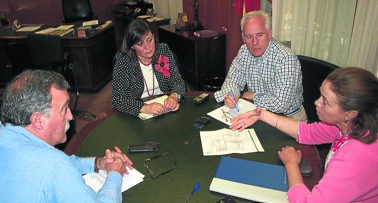 La alcaldesa de Cisneros y el delegado de la Junta, flanqueados por los jefes de Medio Ambiente y de Sanidad.