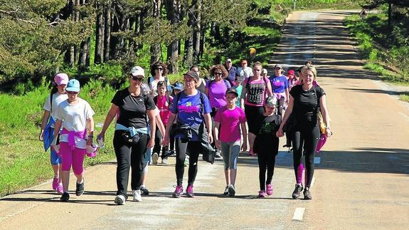 Un grupo de participantes avanza en el recorrido.