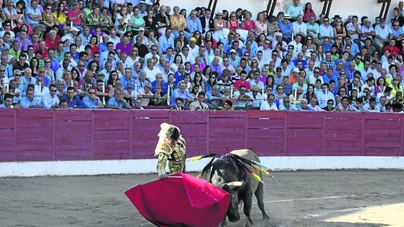 El torero Domingo López-Chavez durante una de sus actuaciones en el coso taurino de Ledesma, del cual hoy se celebra el primer centenario. 