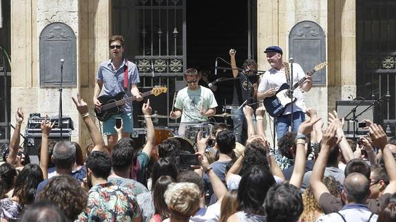 Actuación de Novedades Carminha en la Plaza Mayor.