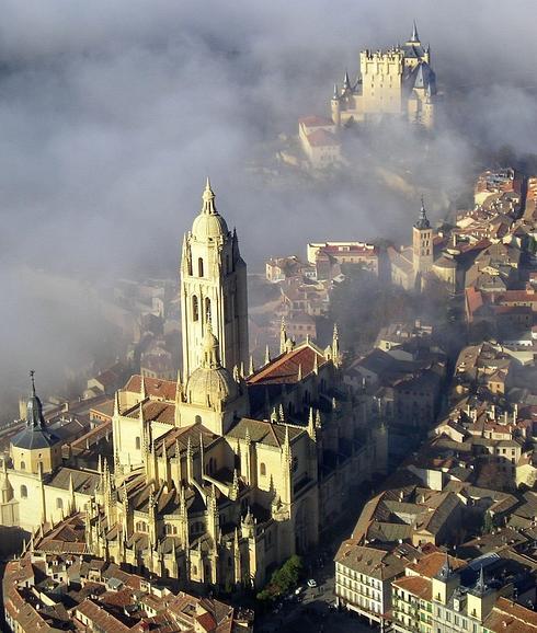 Vista de Segovia, con la Catedral, en primer término y el Alcázar, al fondo. 