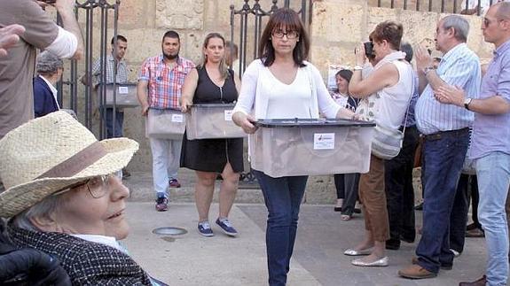 Los restos de los nueve represaliados del franquismo entregados por la ARMH en Valderas (León) salen del Ayuntamiento hacia el cementerio. En primer término, Victoriana Rodríguez, nieta de uno de ellos. 