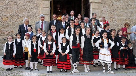 Los miembros de la Junta Sexmera y los niños que hicieron la ofrenda, en la puerta del Santuario de la Fuencisla.