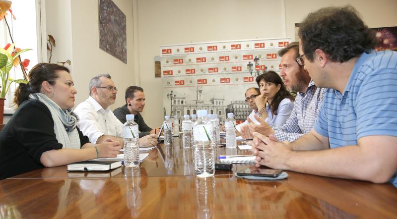 La candidata de Sí se Puede Valladolid, Charo Chávez, y el candidato del PSOE, Óscar Puente, durante su reunión para plantear sus propuestas de rescate ciudadano para un posible apoyo en el Ayuntamiento. 