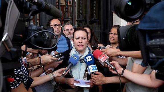 La candidata de Sí se Puede Valladolid, Charo Chávez, tras su reunión con el PSOE para plantear sus propuestas de rescate ciudadano para un posible apoyo en el Ayuntamiento.