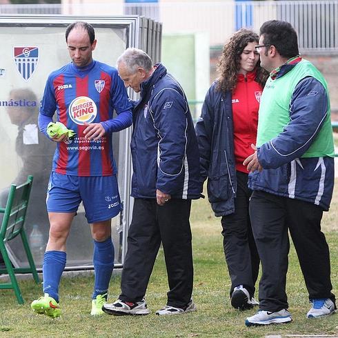 Chema se retira lesionado en un partido anterior. 