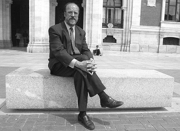 Javier León de la Riva posa frente al ayuntamiento en juni de 1999. 