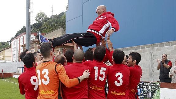 El entrenador del Laredo, Chiri, es manteado por sus jugadores tras lograr el título de Liga. 