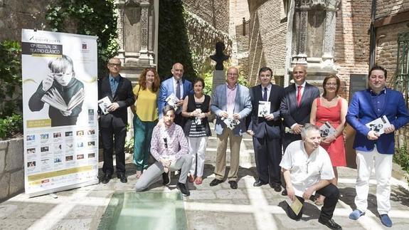 Representantes de instituciones y compañías posan junto al carte en la Casa de Cervantes. 