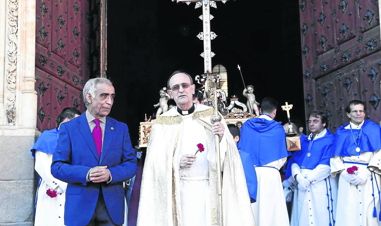 José Adrián Cornejo con el obispo de Salamanca, Carlos López, durante la última procesión del Encuentro. 