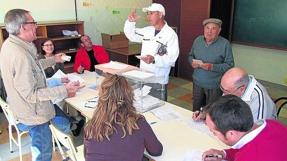 Imagen de la jornada electoral del pasado 24 de mayo en el colegio único de Cantalapiedra, con dos vecinos votando. 