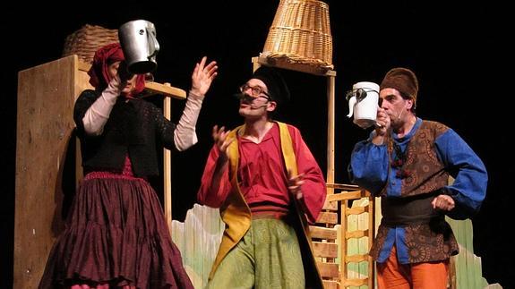 Los actores de Mutis Teatro, en una escena de la obra.