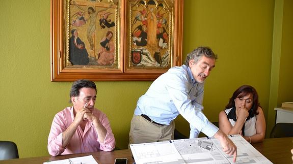 El arquitecto municipal, Gonzalo Bobillo, explica las características del proyecto en presencia del alcalde en funciones. 