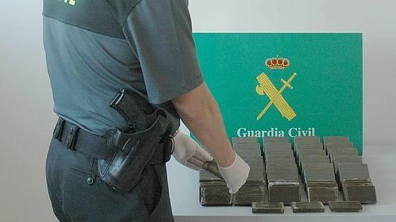 La Guardia Civil detiene a un joven que llevaba en su maleta 15,5 kilos de hachís