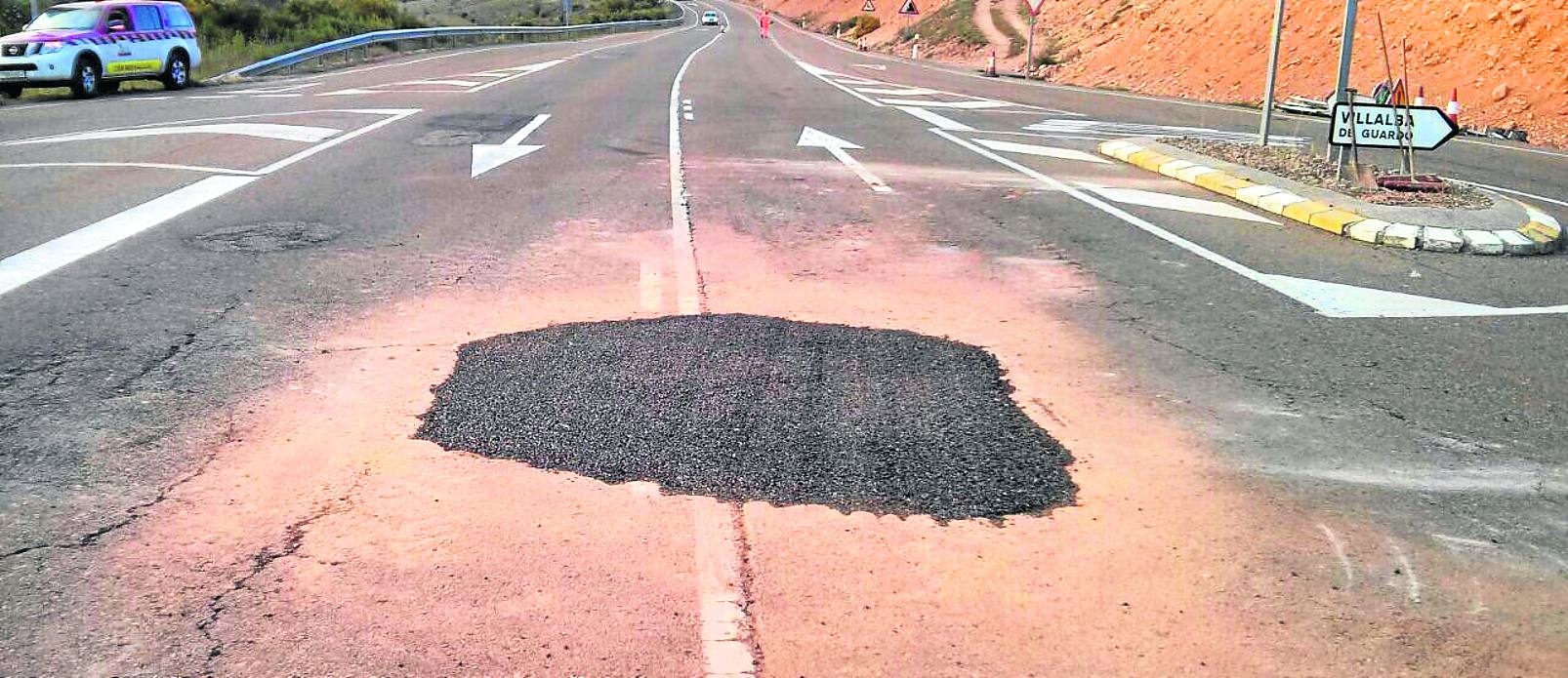 Lugar del socavón una vez tapado, con el tráfico desviado por las vías de acceso al pueblo.