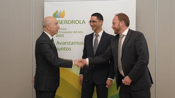 Joaquín Boneta, delegado de Iberdrola en Castilla y León, con el director general de AOC, Vicente Alario, y el gerente de Marval Seguridad Integral, Josué Martínez.