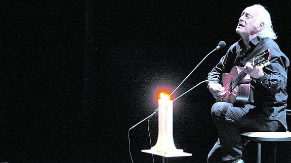 Amancio Prada, en uno de los primeros temas del recital ‘La voz descalza’, que ofreció ayer en Salamanca.