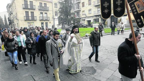 Procesión de los miembros de la iglesia Ortodoxa Rumana de Salamanca durante el día de Reyes de este año. 