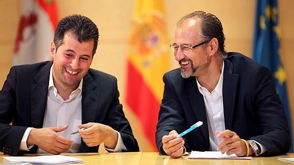 El secretario general del PSCyL-PSOE, Luis Tudanca, y el delegado de Ciudadanos en la Comunidad, Luis Fuentes, se reúnen junto a miembros de sus equipos.