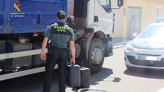 Detenidos por extraer gasoil de un camión aparcado en una gasolinera de Magaz