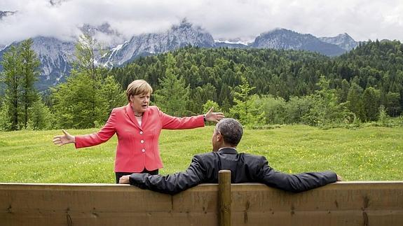 La canciller alemana, Angela Merkel (i), conversa con presidente de Estados Unidos, Barack Obama, frente a las montañas Wetterstein en el palacio de Elmau.