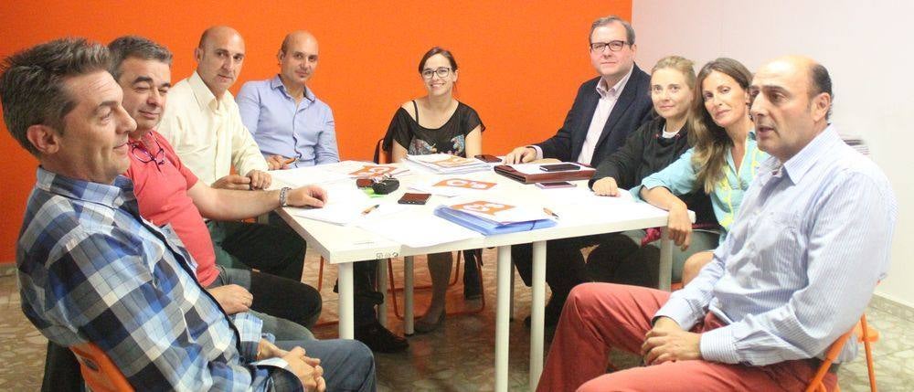 Concejales de Ciudadanos y la dirección del partido en León, durante la reunión de este martes en la que se ha tomado el acuerdo de apoyar al PP.