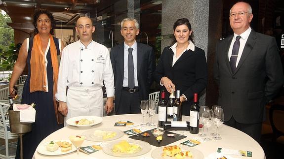 Los responsables del restaurante La Cocina de Segovia y del hotel Los Arcos posan con el menú de las jornadas. 