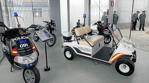 Vehículos expuestos en el Centro de Estudios Históricos de la Policía, el día de la inauguración.