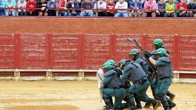 Miembros de la Unidad Antidisturbios de la Guardia Civil efectúan una demostración durante la clausura del Plan Director para la Mejora de la Seguridad en los Centros Escolares 