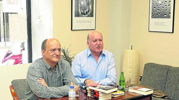 Gustavo Martín Garzo, a la izquierda, junto a Fernando Martín Adúriz, en Palencia.