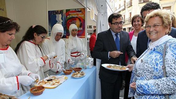 Carlos Cabanas y Juana Borrego, en la caseta de Líbano de la Feria Pronatura.