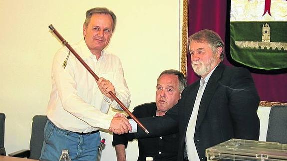 Carlos Morchón (PP), a la derecha, entrega el bastón a su sucesor, el socialista Jesús María García.