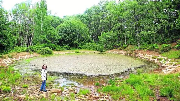 Carmen Álvarez junto a la pieza ‘El ajuar de la ondina’, intervención realizada en el cucharero de San Miguel de Robledo. 