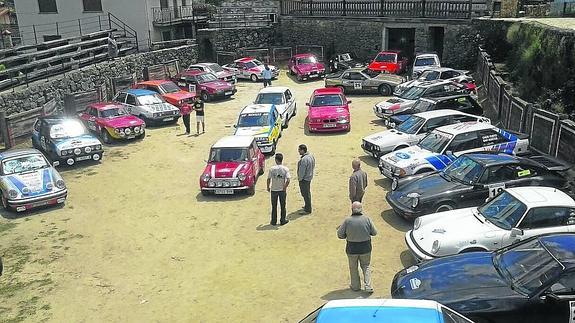 Los coches en una parada en la plaza de toros de San Martín del Castañar.