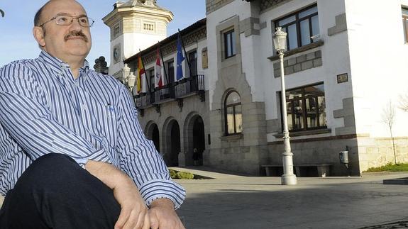 Antonio Yagüe posa junto al Ayuntamiento de El Espinar.