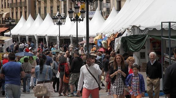 Visitantes de la feria deambulan entre los expositores situados en la avenida Fernández Ladreda.Antonio Tanarro
