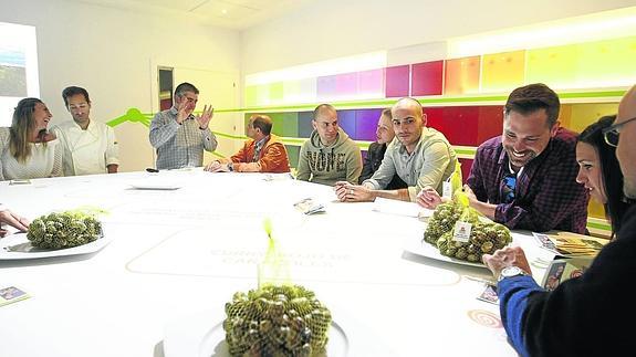 Los participantes en la actividad desarrollada en el Centro de Innovación Gastronómica, observan los caracoles . 