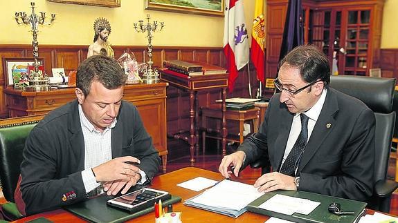 Alfonso Polanco y Juan Pablo Izquierdo, durante su reunión en la Alcaldía.