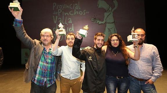 De izquierda a derecha, Alfonso García (Don Bacalao), Álvaro Gutiérrez (Villa Paramesa) Jorge Lezcano (Belmondo) y Laura Di Mauro y Javier González (Los Zagales), con sus respectivos premios. 